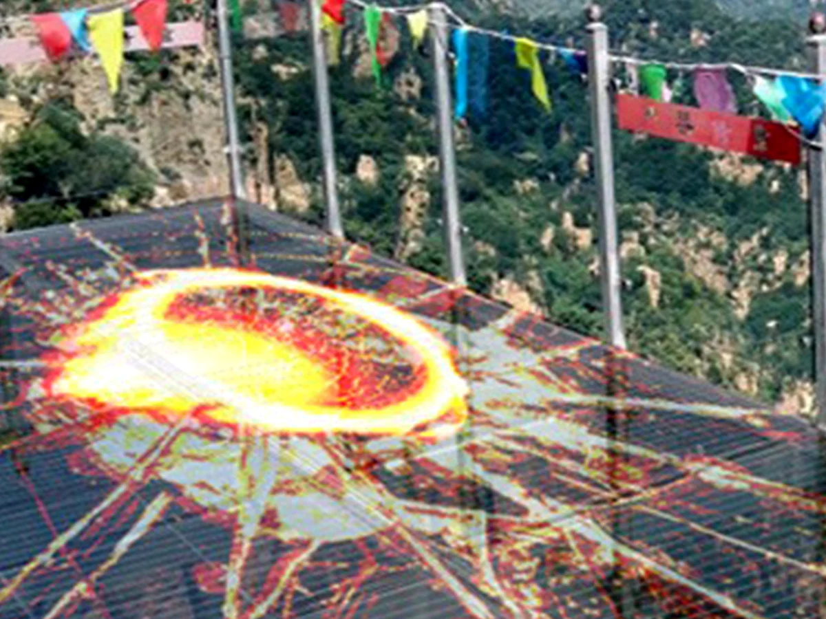 Interactive cracked-glass effect on an outdoor LED floor