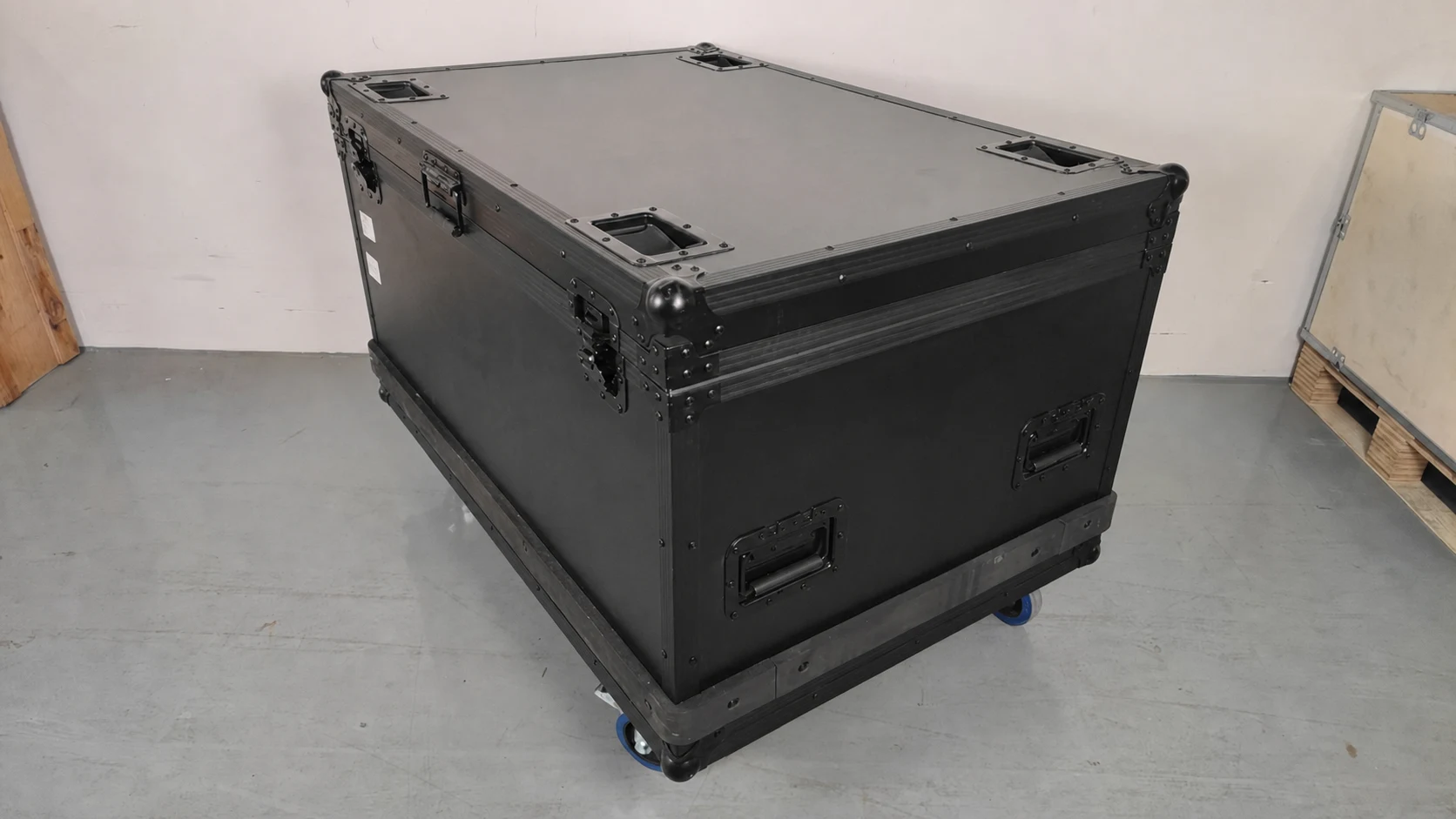 Mobile LED display flight case with casters