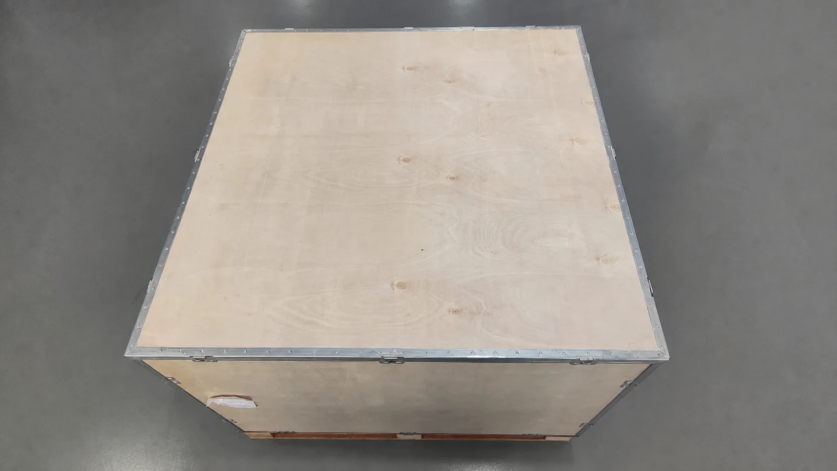 Closed wooden case for LED display shipment