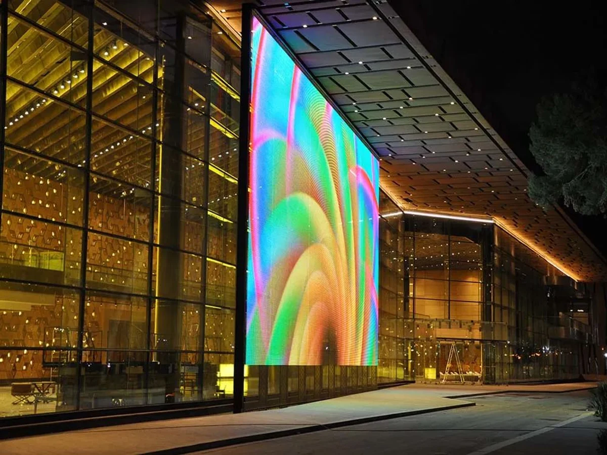 LED Billboard vs Building-Facade Display: How to Choose